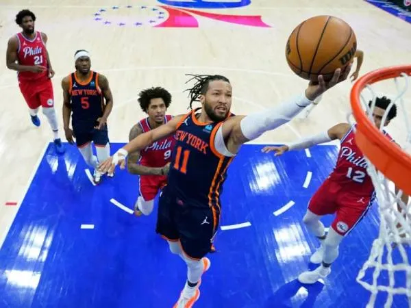 Jalen Brunson (tengah) mencetak 47 poin saat New York Knicks mengalahkan Philadelphia 76ers 97-92 pada hari Minggu (28/4) untuk memimpin 3-1 dalam seri playoff putaran pertama Wilayah Timur. (Foto: AP)