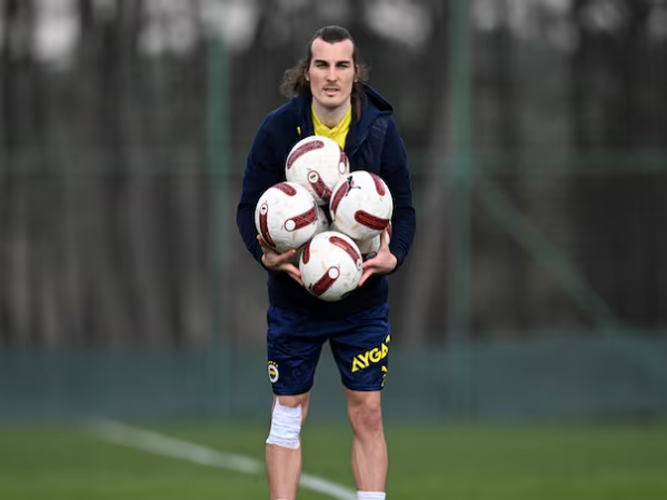 Fenerbahce Tidak Akan Permanenkan Transfer Defender Atletico Madrid