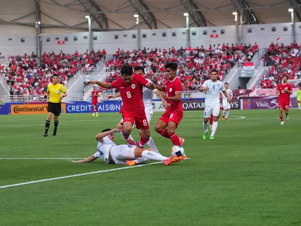 Pemain timnas Indonesia U-23, Witan Sulaeman dihadang pemain Uzbekistan U-23