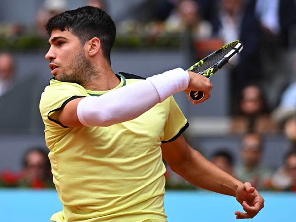 Meski Disudutkan, Carlos Alcaraz Bertahan Sekuat Tenaga Di Madrid