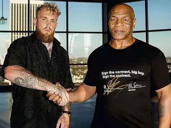 Mike Tyson (kanan) dan Jake Paul. (Foto: Ring TV)