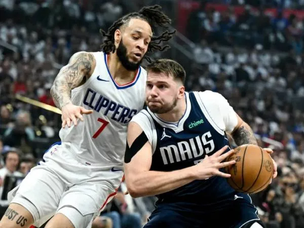 Luka Doncic (kanan) mencetak 35 poin saat Dallas Mavericks meraih kemenangan 123-93 atas Los Angeles Clippers pada Game 5 pada Rabu (1/5) malam dan unggul 3-2 pada seri putaran pertama. (Foto: AP)