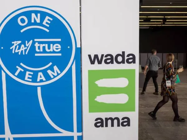 Sebuah logo WADA terlihat di Simposium Badan Anti-Doping Dunia (WADA) di Lausanne, Swiss, pada Maret 2024. (Foto: Reuters)