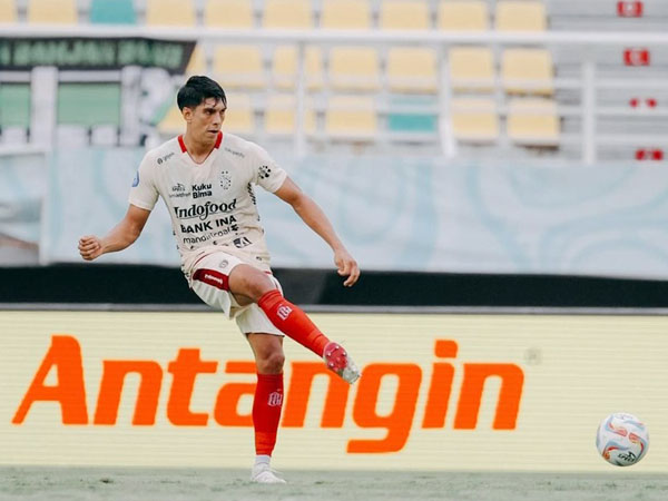 Bek Bali United Asal Thailand Tertarik Belajar Surfing