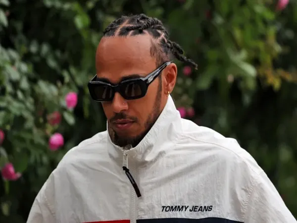 Lewis Hamilton Tegaskan Bantah Tidak Bahagia di Mercedes