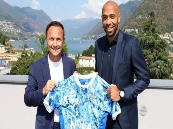 Thierry Henry ikut berbahagia melihat Como 1907 resmi promosi ke Serie A mulai musim depan / via Istimewa