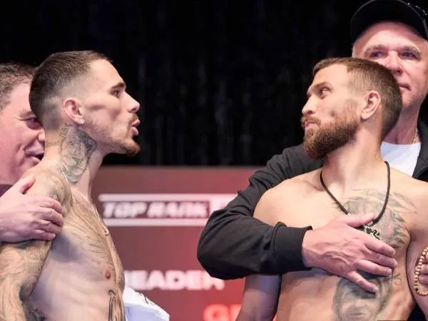 George Kambosos Jr (kiri) dan Vasiliy Lomachenko sempat terlibat adu mulut dalam pertemuan terakhir jelang pertarungan. (Foto: Ring TV)