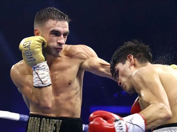 Andrew Moloney (kiri) merasa dirinya memenangkan pertarungan lawan Pedro Guevara. (Foto: Top Rank)