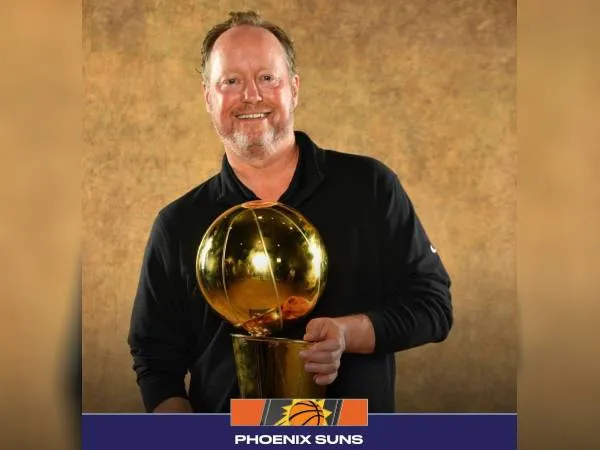 Mike Budenholzer dianggap sebagai pemimpin yang tepat untuk membawa Phoenix Suns ke level berikutnya dan mencapai target juara mereka. (Foto: Suns World)