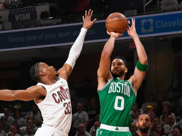 Jayson Tatum (kanan) mencetak 33 poin saat Boston Celtics mengalahkan tuan rumah Cleveland Cavaliers 106-93 pada Sabtu (11/5) malam dan memimpin 2-1 di semifinal Wilayah Timur. (Foto: AP)