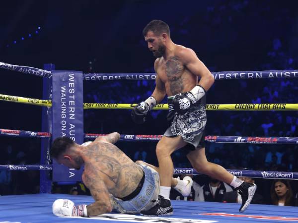 Vasiliy Lomachenko Sukses TKO George Kambosos, Rebut Gelar Kelas Ringan IBF