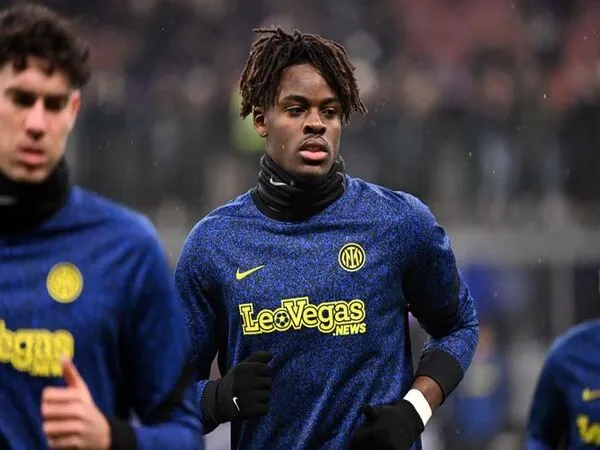 Yann Bisseck bicara soal periode debutnya bersama Inter Milan yang ia nilai telah melampaui ekspektasinya / via Getty Images