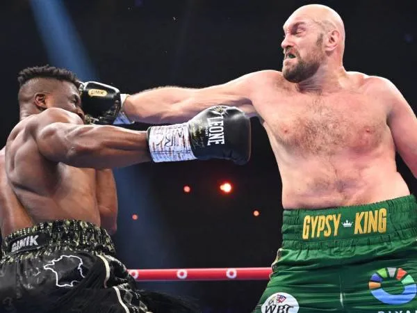 Tyson Fury (kanan) tidak dalam kondisi prima saat menang kontroversial atas Francis Ngannou tahun lalu. (Foto: Ring TV)