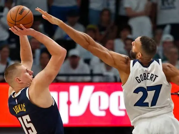 Nikola Jokic (kiri) mencetak 35 poin saat Denver Nuggets menang 115-107 atas Minnesota Timberwolves pada Minggu (12/5) malam di Game 4 seri playoff semifinal Wilayah Barat. (Foto: AP)