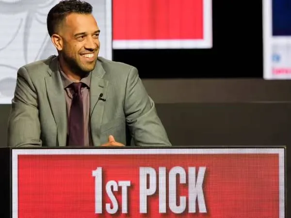 Manajer umum Atlanta Hawks Landry Fields tersenyum setelah timnya memenangi hak untuk pilihan nomor satu di draft NBA tahun ini. (Foto: AP)