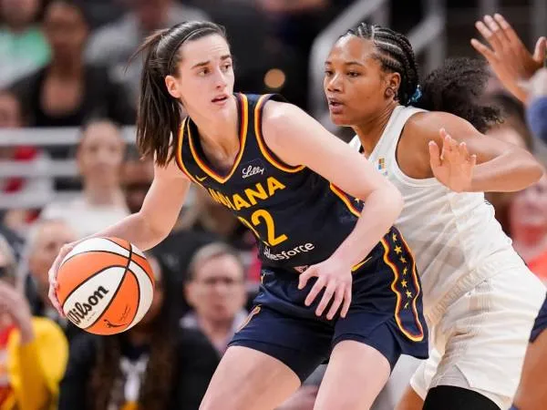 Caitlin Clark (kiri) beraksi dalam salah satu pertandingan pramusimnya di WNBA untuk Indiana Fever. (Foto: AP)