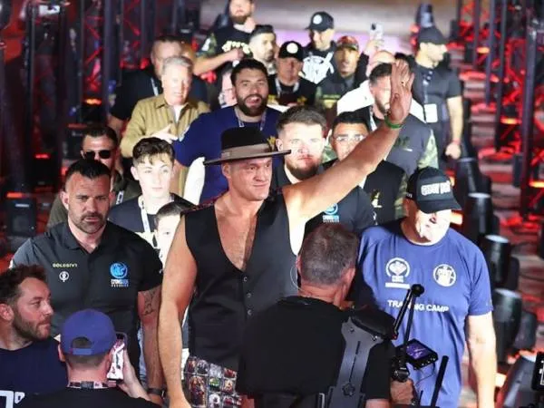 Tyson Fury terlihat lebih kurus jelang pertarungannya melawan Oleksandr Usyk. (Foto: Top Rank)