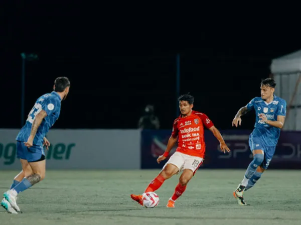 Pertandingan leg pertama semifinal antara Bali United kontra Persib Bandung