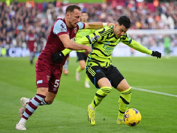 Jika Bisa Bantu Arsenal, Bek West Ham Ini Dapat Kopi Gratis Seumur Hidup