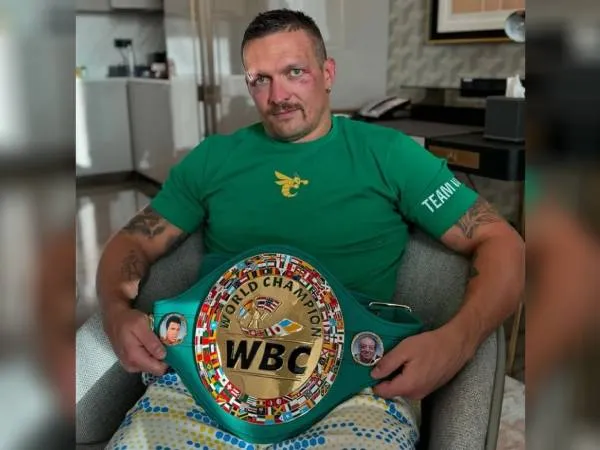 Oleksandr Usyk memamerkan sabuk WBC yang direbutnya dari Tyson Fury dengan menampakkan luka di sekitar matanya. (Foto: Instagram)