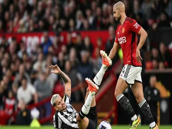 Tak dipermanenkan statusnya oleh Manchester United, dua klub Premier League disebut siap menampung Sofyan Amrabat / via Getty Images
