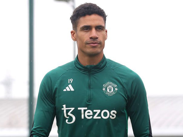 Pelatih Lens Akui Tertarik Pulangkan Raphael Varane dari MU