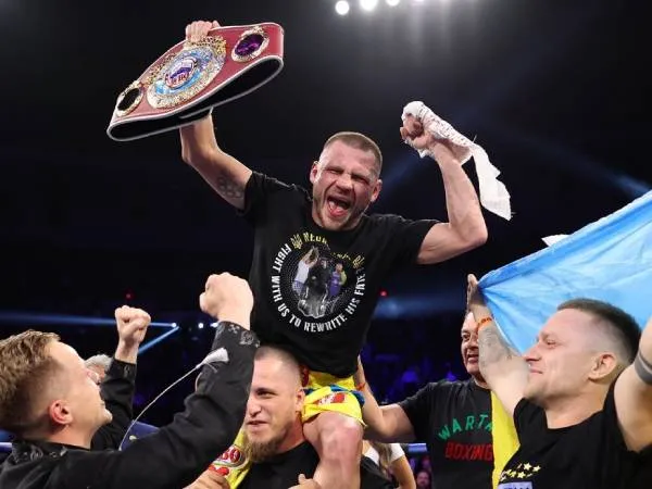 Denys Berinchyk merayakan sabuk kelas ringan WBO setelah menang angka atas Emanuel Navarrete. (Foto: Reuters)