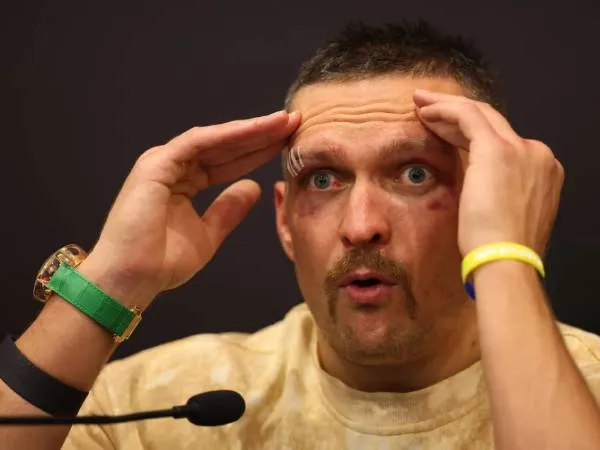 Oleksandr Usyk berbicara dalam konferensi pers usai pertarungannya dengan Tyson Fury. (Foto: AFP)