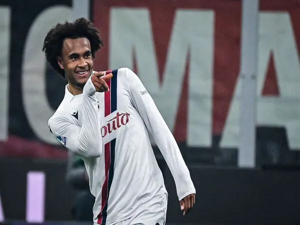 Joshua Zirkzee mendapatkan wejangan dari eks pelatih Timnas Belanda untuk menolak tawaran Manchester United dan lebih memilih Arsenal sebagai klub barunya / via Getty Images