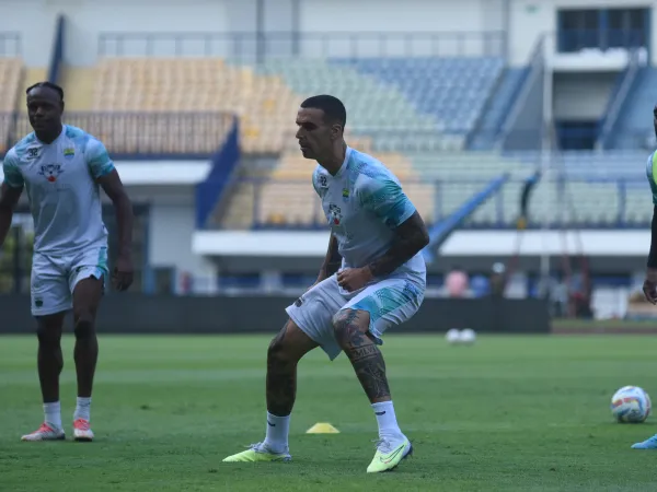 Bek Persib, Alberto Rodriguez