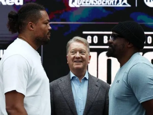 Joe Joyce (kiri) dan Derek Chisora bersama promotor Frank Warren. (Foto: Ring TV)