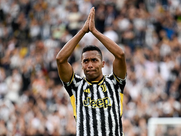 Alex Sandro Tumpahkan Emosinya saat Ucapkan Perpisahan kepada Juventus