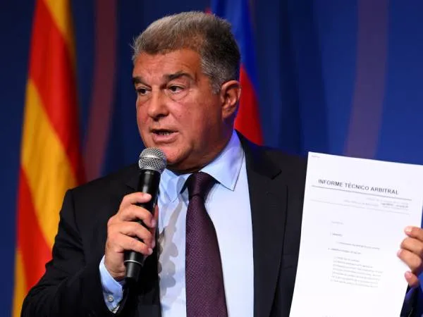 Presiden FC Barcelona Joan Laporta memberikan keterangan kepada awak media sembari memperlihatkan sebuah laporan teknis wasit. (Foto: Marca)