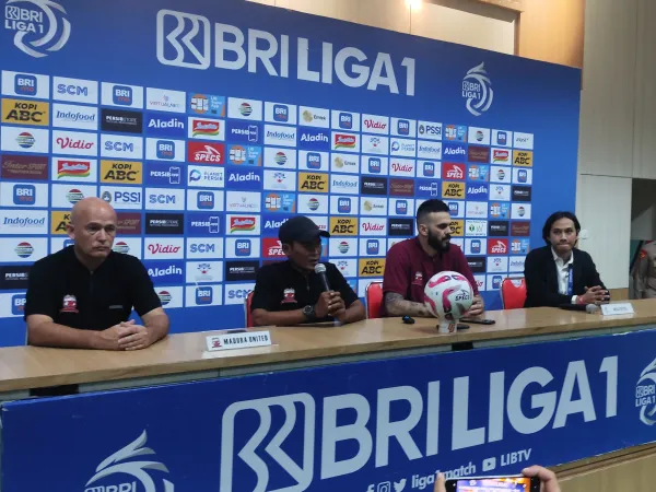 Caretaker Madura United, Rakhmad Basuki dalam jumpa pers usai laga