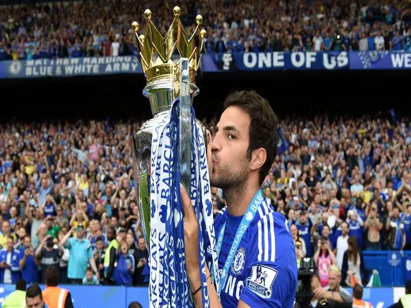 Setelah sukses membawa Como 1907 promosi ke Serie A, Cesc Fabregas diminta oleh Eden Hazard menjadi manajer anyar Chelsea / via Getty Images