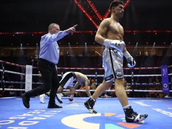 Dmitry Bivol (kanan) membukukan KO pertamanya dalam enam tahun saat menyungkurkan Malik Zinad pada Sabtu (1/6). (Foto: Matchroom Boxing)