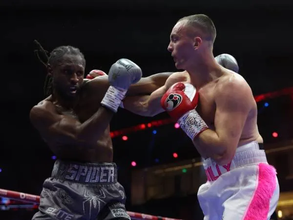 Willy Hutchinson (kanan) disebut Craig Richards bergerak terlalu cepat dan berada di atas levelnya. (Foto: Matchroom Boxing)