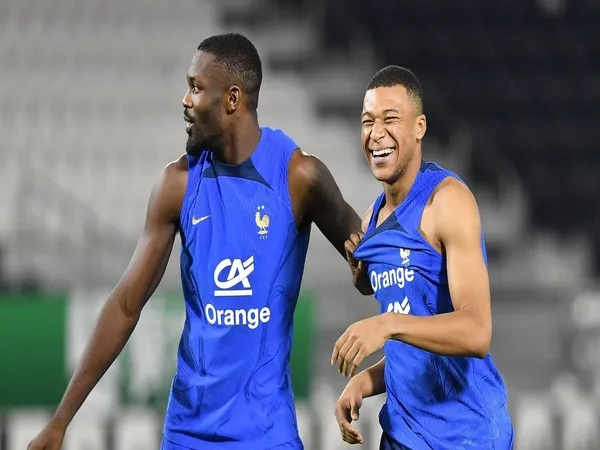 Didier Deschamps buka suara soal 'ngerinya' komposisi lini depan Timnas Prancis untuk pagelaran EURO 2024 / via AFP