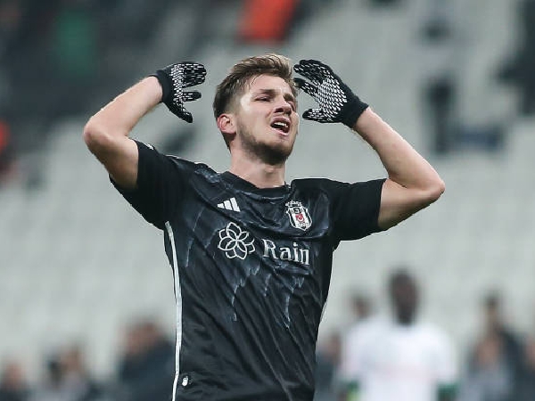 Arsenal dan Manchester City 'Awasi' Bintang Muda Besiktas, Semih Kilicsoy