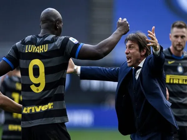 Romelu Lukaku memberi kode kalau dirinya siap menjadi anak buah Antonio Conte kembali dengan bergabung ke Napoli musim panas ini / via Getty Images