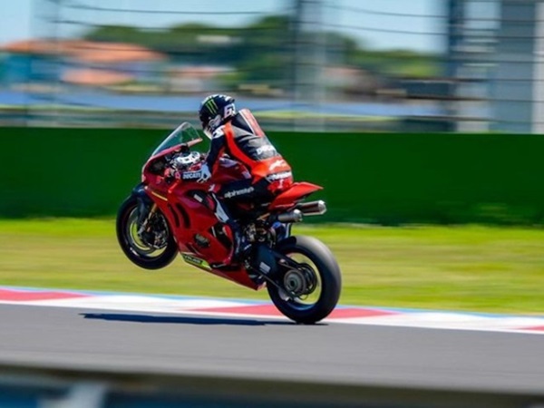 Francesco Bagnaia Menikmati Geber Motor Ducati Superbike