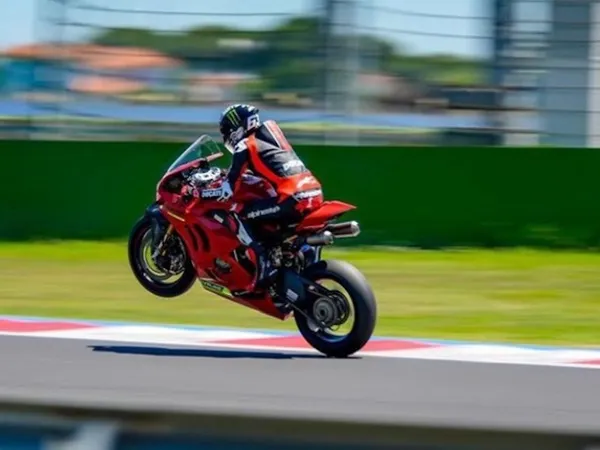 Francesco Bagnaia Menikmati Geber Motor Ducati Superbike