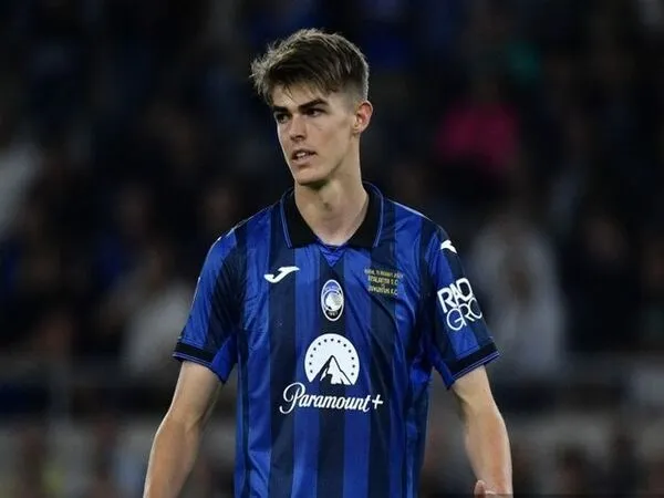 AC Milan ogah memberi diskon kepada Atalanta, yang berniat untuk mempermanenkan status Charles De Ketelaere musim panas ini / via Getty Images