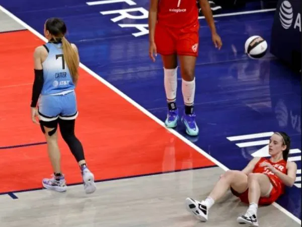 Caitlin Clark (kanan) tersungkur ke lantai setelah dihantam pundaknya dari belakang oleh pemain Chicago Sky, Chennedy Carter. (Foto: AP)