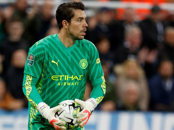 Ini Alasan Manchester City Perpanjang Masa Bakti Stefan Ortega