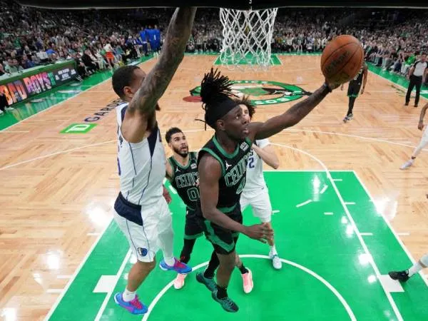 Jrue Holiday mencetak 26 poin dan 11 rebound saat tuan rumah Boston Celtics mengalahkan Dallas Mavericks 105-98 pada Minggu (9/6) malam untuk memimpin 2-0 di Final NBA. (Foto: AP)