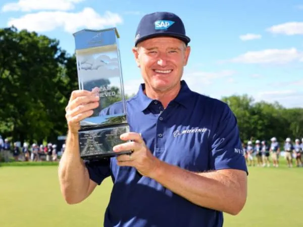 Ernie Els berpose dengan trofi American Family Insurance Championship. (Foto: Golf Digest)
