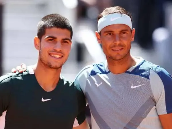 Rafael Nadal (kanan) dan Carlos Alcaraz. (Foto: Tennis Digest)