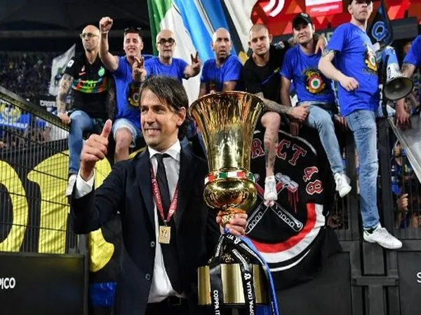 Agen dari Simone Inzaghi baru saja menemui manajemen Inter Milan, untuk membahas perpanjangan kontrak sang pelatih di Stadion Giuseppe Meazza / via Getty Images