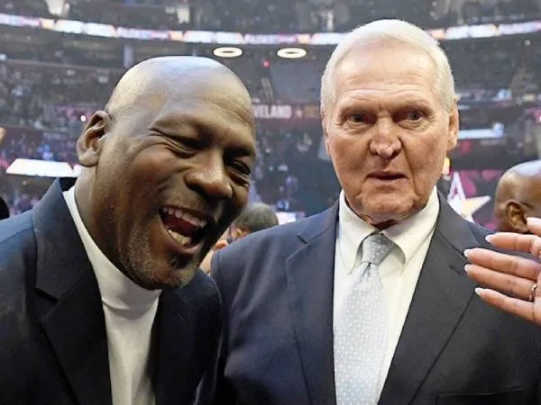 Jerry West (kanan) dan Michael Jordan dalam acara ulang tahun ke-75 NBA pada 2022. (Foto: AP)